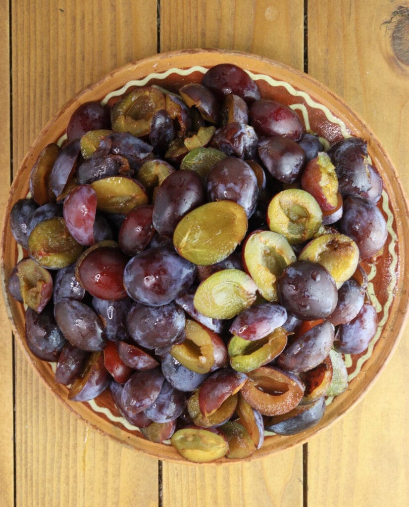 A plate of pitted plums